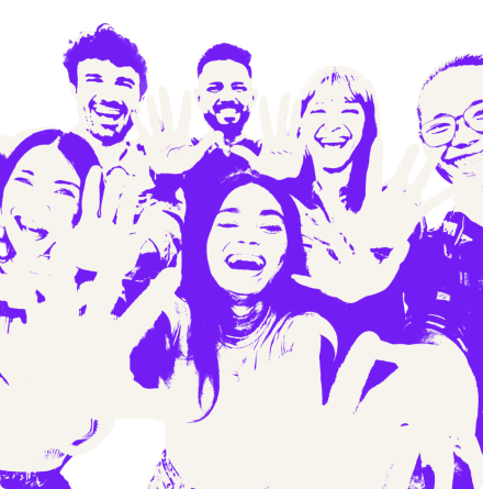 Eine Gruppe von fünf jungen Menschen. Sie lachen und halten ihre Hände hoch.